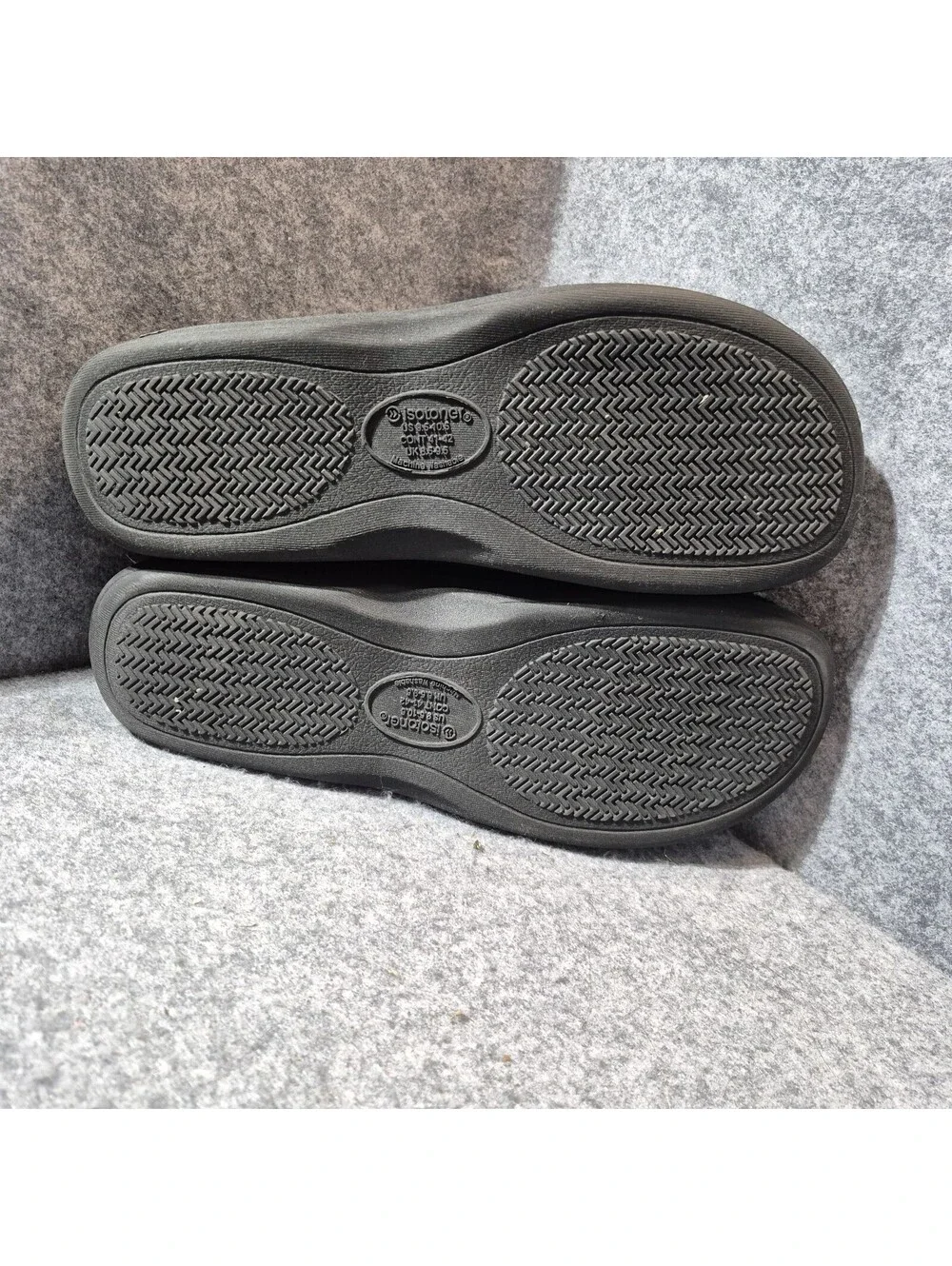 Isotoner Mens Slippers Size 9.5-10.5 Machine Washable